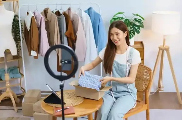 Chốt đơn và cảm ơn khách hàng trong phiên live Chốt đơn và cảm ơn khách hàng trong phiên live
