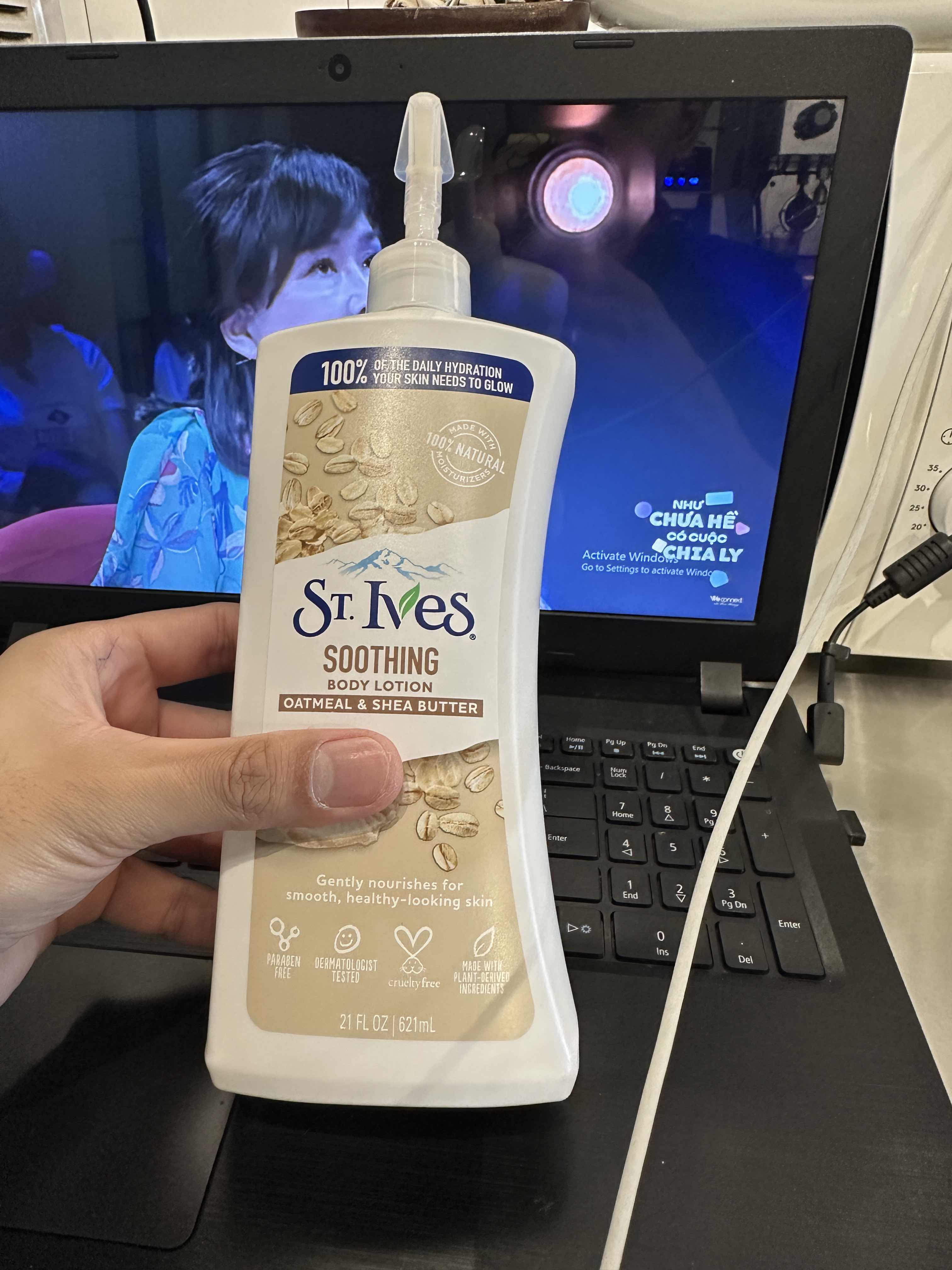 Sữa Dưỡng Thể St. Ives Yến Mạch & Bơ Dưỡng Ẩm Dịu - 621 ml - Chăm sóc da mềm mịn, phù hợp cho mọi loại da