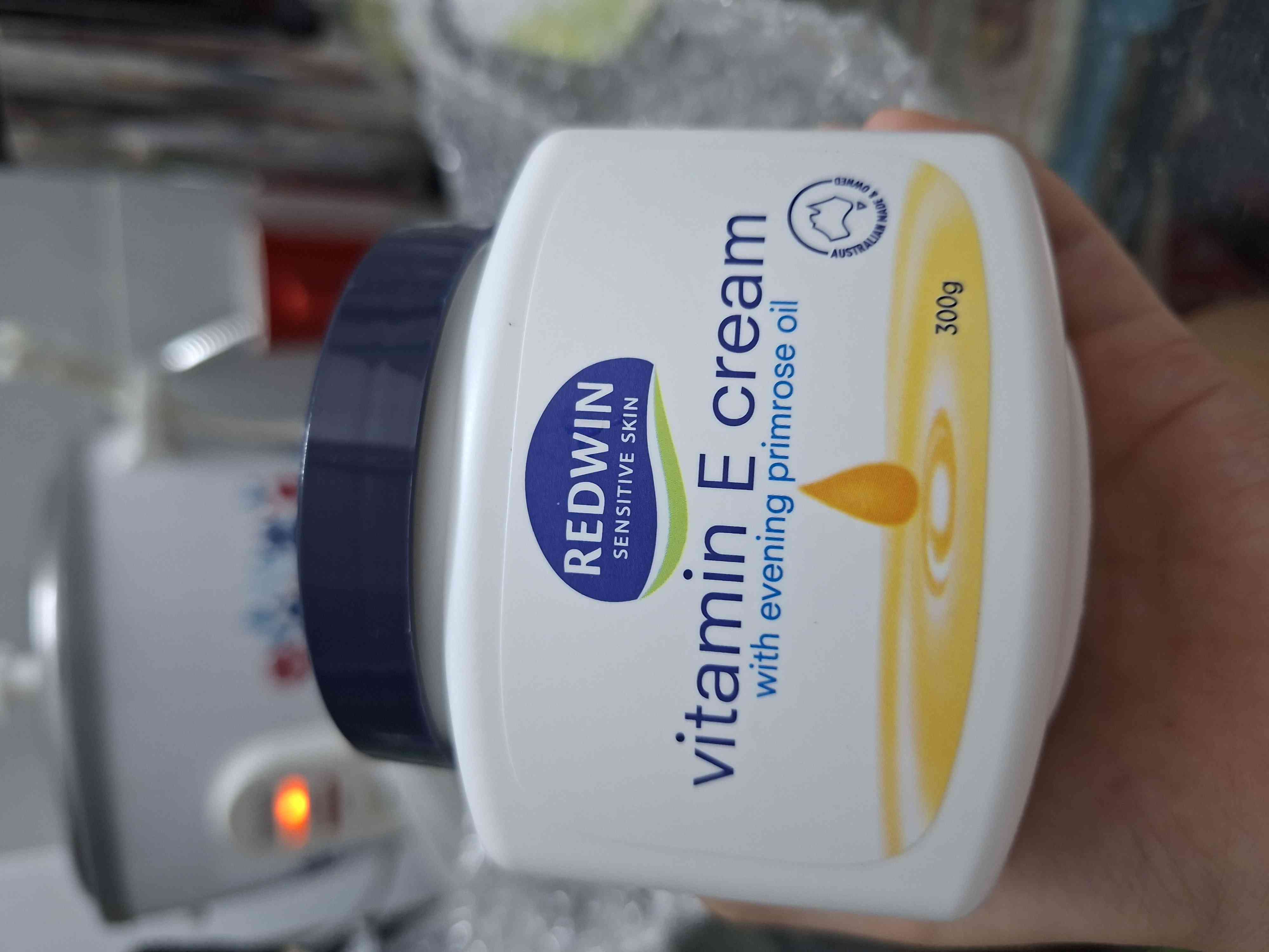 Kem Dưỡng Da Nhập Khẩu Úc Redwin 300g - Dầu Dưỡng Thể Có Vitamin E Giúp Da Mềm Mại, Bảo Vệ Da Khỏi Tác Động Môi Trường