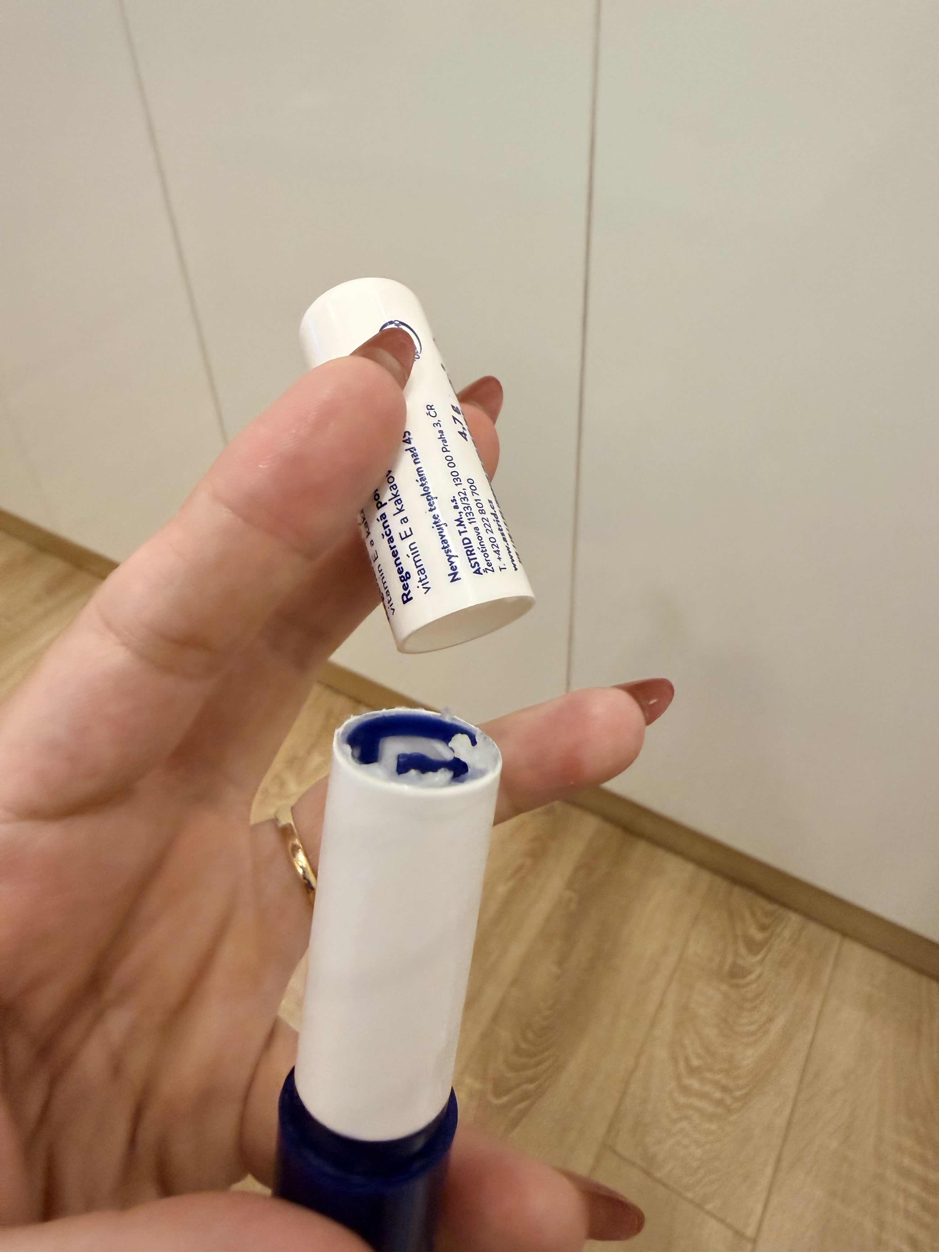 Son Dưỡng Môi Mỡ Hươu Astrid Không Màu 4.8g - Dưỡng Ẩm Sâu, Phục Hồi Môi Khô Nứt Nẻ, Vitamin E và Dầu Kakao Chất Lượng