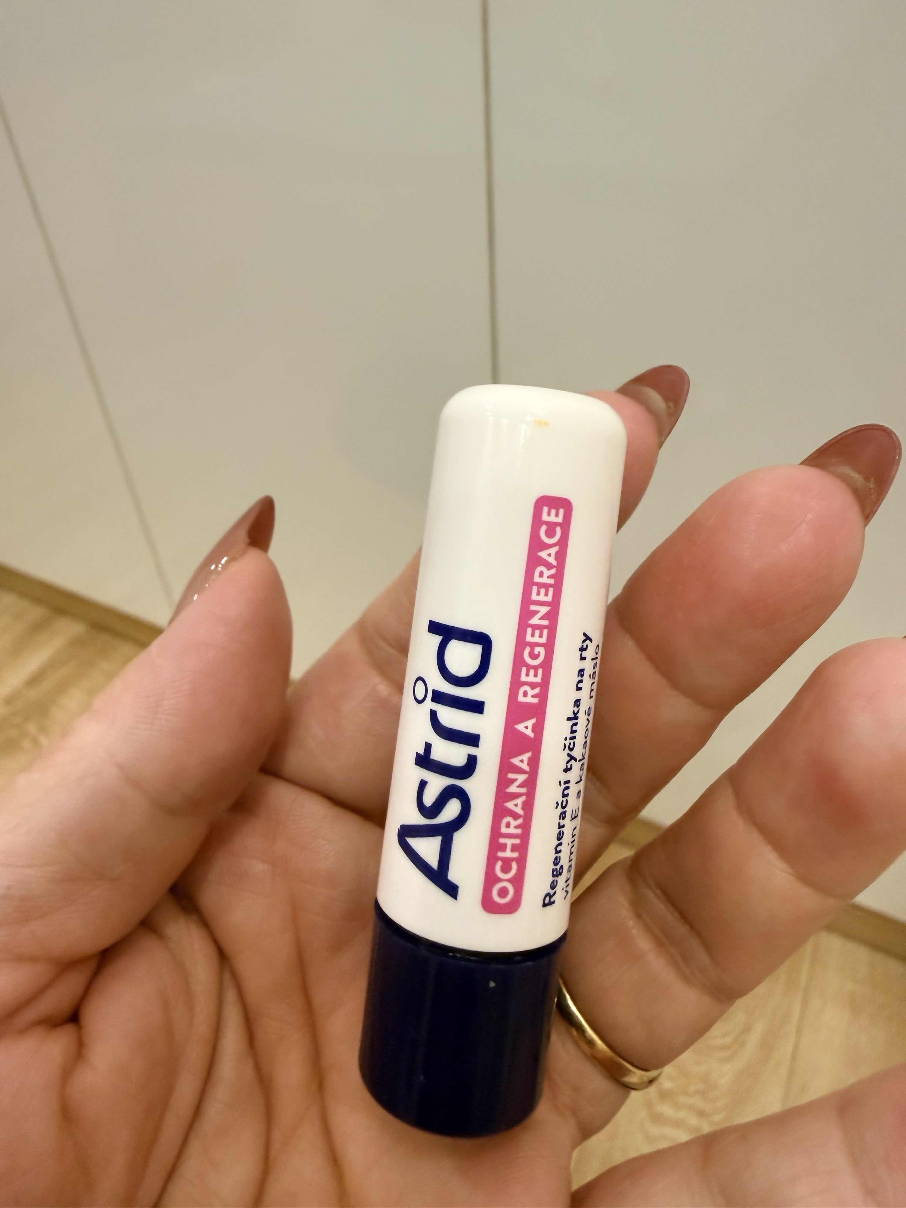 Son Dưỡng Môi Mỡ Hươu Astrid Không Màu 4.8g - Dưỡng Ẩm Sâu, Phục Hồi Môi Khô Nứt Nẻ, Vitamin E và Dầu Kakao Chất Lượng