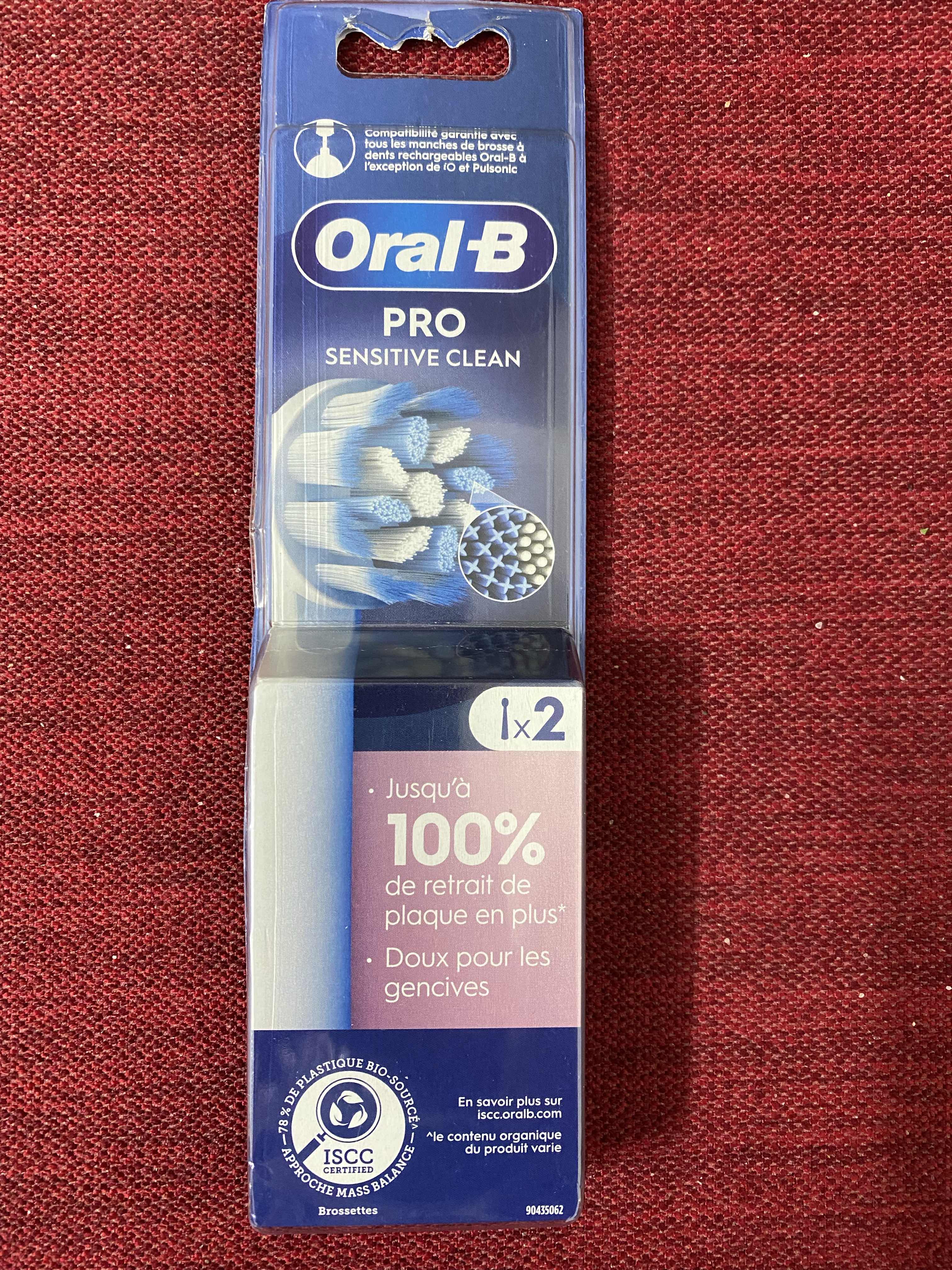Đầu bàn chải điện Oral-B thay thế cho bàn chải đánh răng, đầu nhạy cảm Sensi và đầu làm sạch sâu Cross, chăm sóc răng miệng hiệu quả.