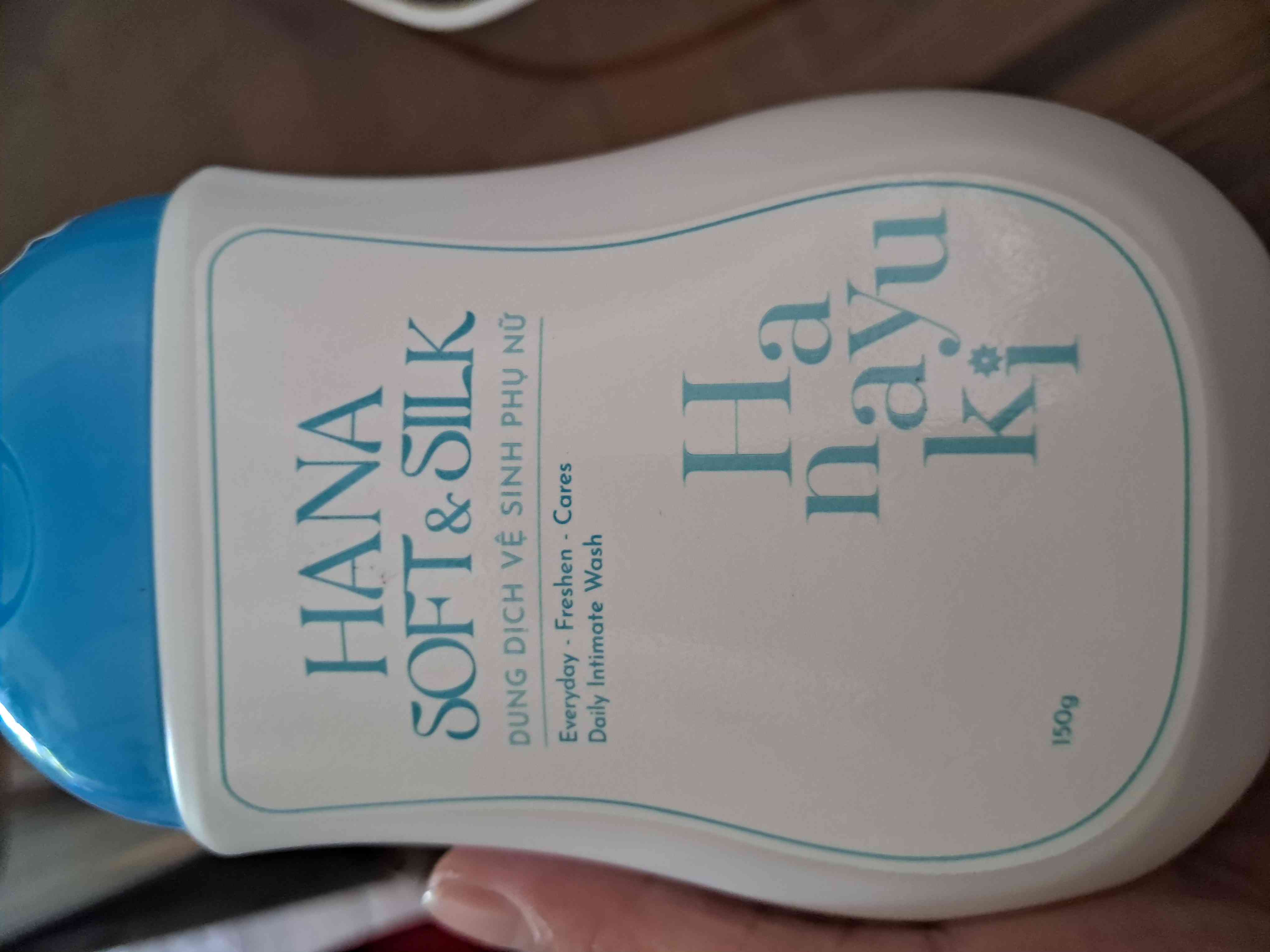 Dung dịch vệ sinh phụ nữ Hana Soft Silk 150g màu xanh - Giúp se khít, cấp ẩm và làm sáng da vùng kín an toàn, tự nhiên từ Nhật Bản