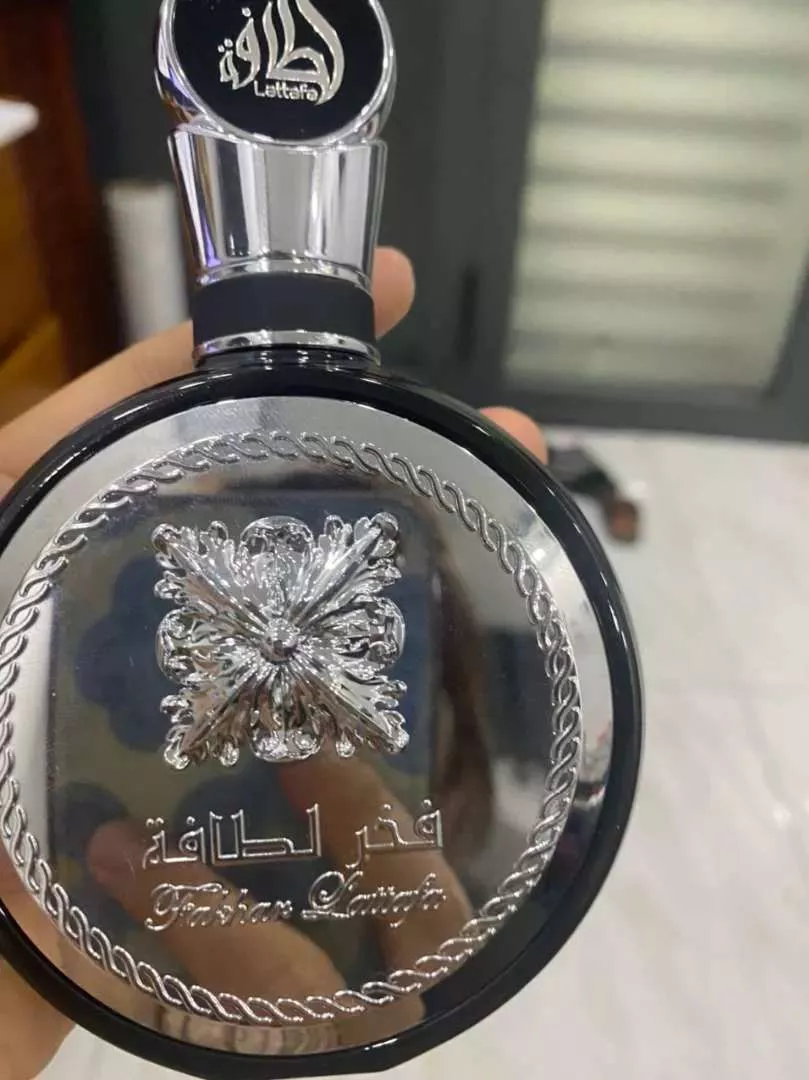 Nước hoa nam Lattafa Fakhar Black EDP 100ml - Hương gỗ thơm cay nồng, lịch lãm và cuốn hút cho phái mạnh