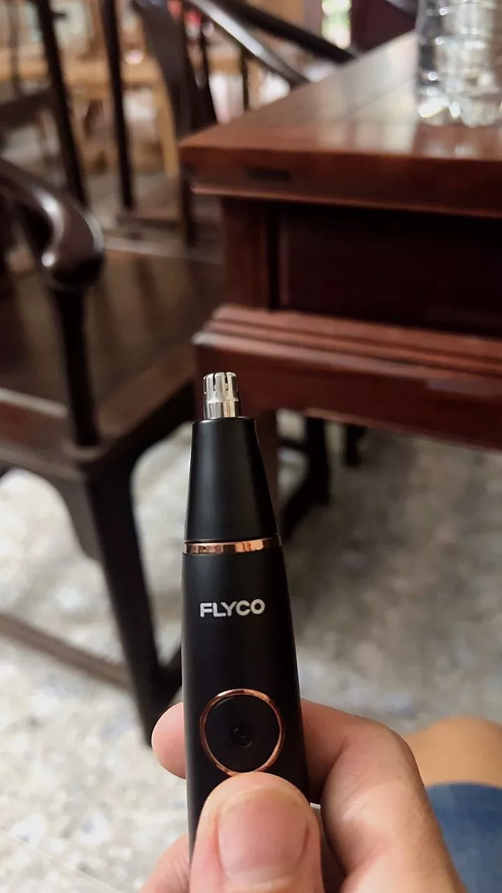 Máy Tỉa Lông Mũi Flyco FS5600VN - Thiết Kế Nhỏ Gọn, 3 Lưỡi Sắc Bén, Chống Nước IPX7, Sử Dụng 60 Phút, Đèn Phát Sáng Tiện Lợi