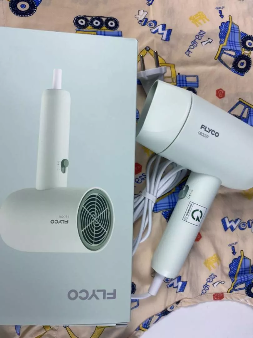 Máy sấy tóc Flyco FH1622VN - Công suất 1800W, 3 chế độ nhiệt, chế độ gió mát, bảo vệ và giữ ẩm cho tóc, sấy khô nhanh chóng tại nhà