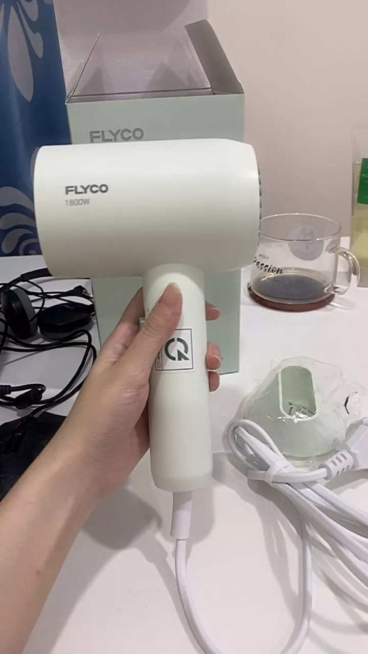 Máy sấy tóc Flyco FH1622VN - Công suất 1800W, 3 chế độ nhiệt, chế độ gió mát, bảo vệ và giữ ẩm cho tóc, sấy khô nhanh chóng tại nhà