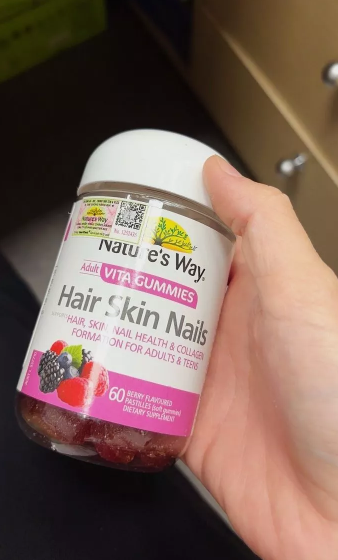 Kẹo Dẻo Hỗ Trợ Đẹp Da Tóc Móng Nature's Way Hair Skin Nails 60 Viên - Bổ Sung Vitamin C, E, Biotin và Kẽm Cho Làn Da Khỏe Mạnh